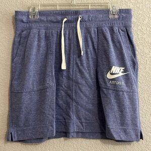 Nike women’s medium purple heather skirt.